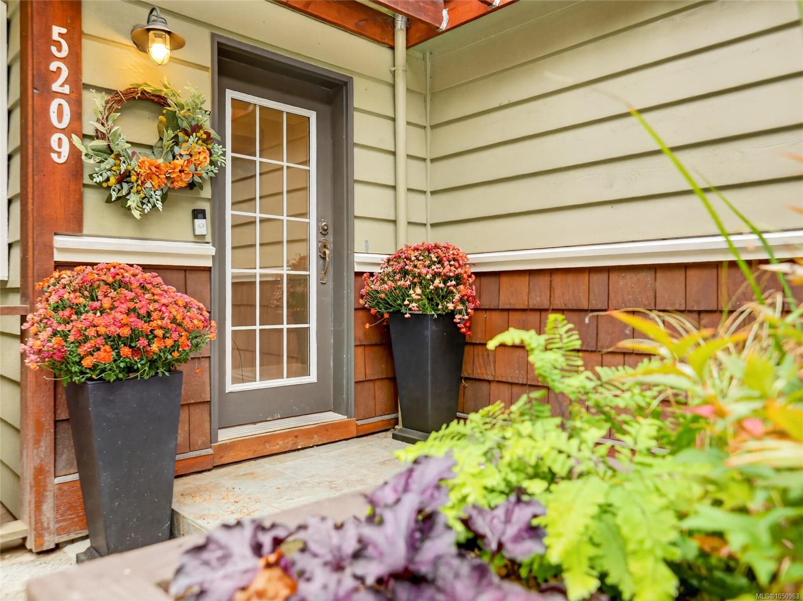 5209 Old West Saanich Rd — listing photo 11 of 72