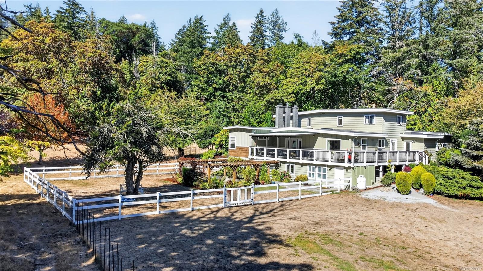 5209 Old West Saanich Rd — listing photo 3 of 72