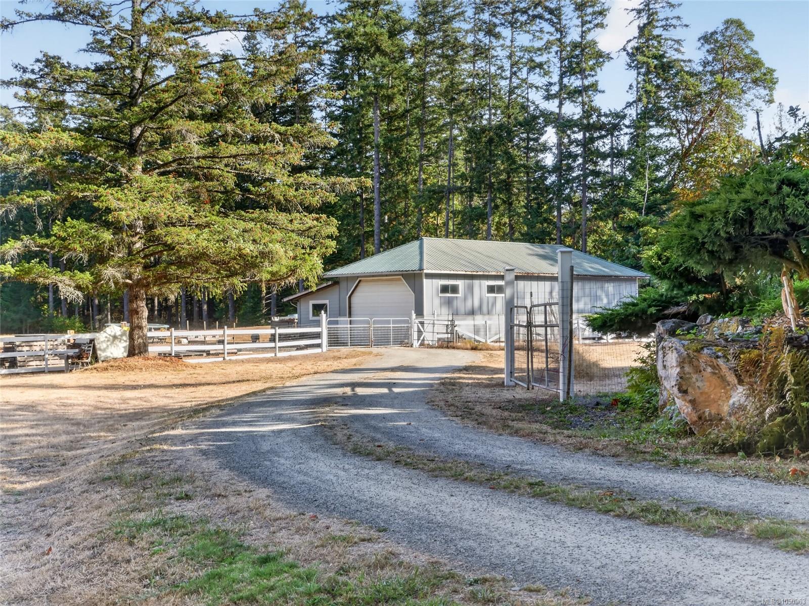 5209 Old West Saanich Rd — listing photo 6 of 72