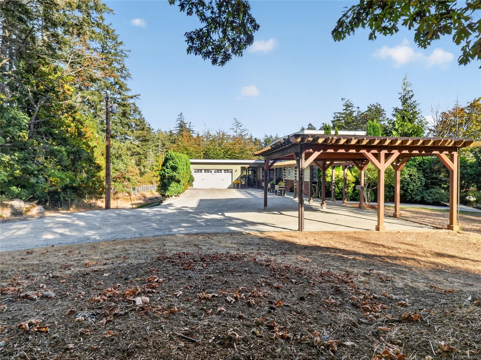 5209 Old West Saanich Rd — listing photo 9 of 72