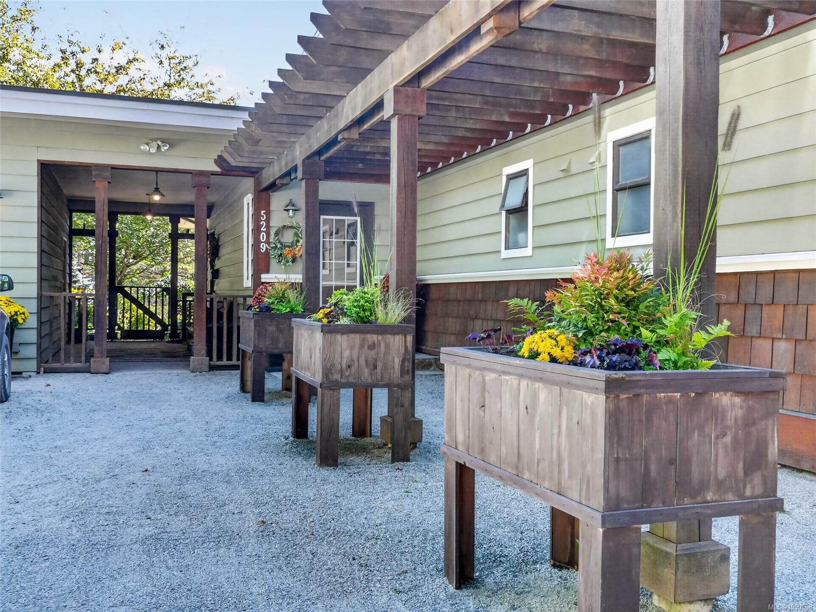 5209 Old West Saanich Rd — listing photo 10 of 72