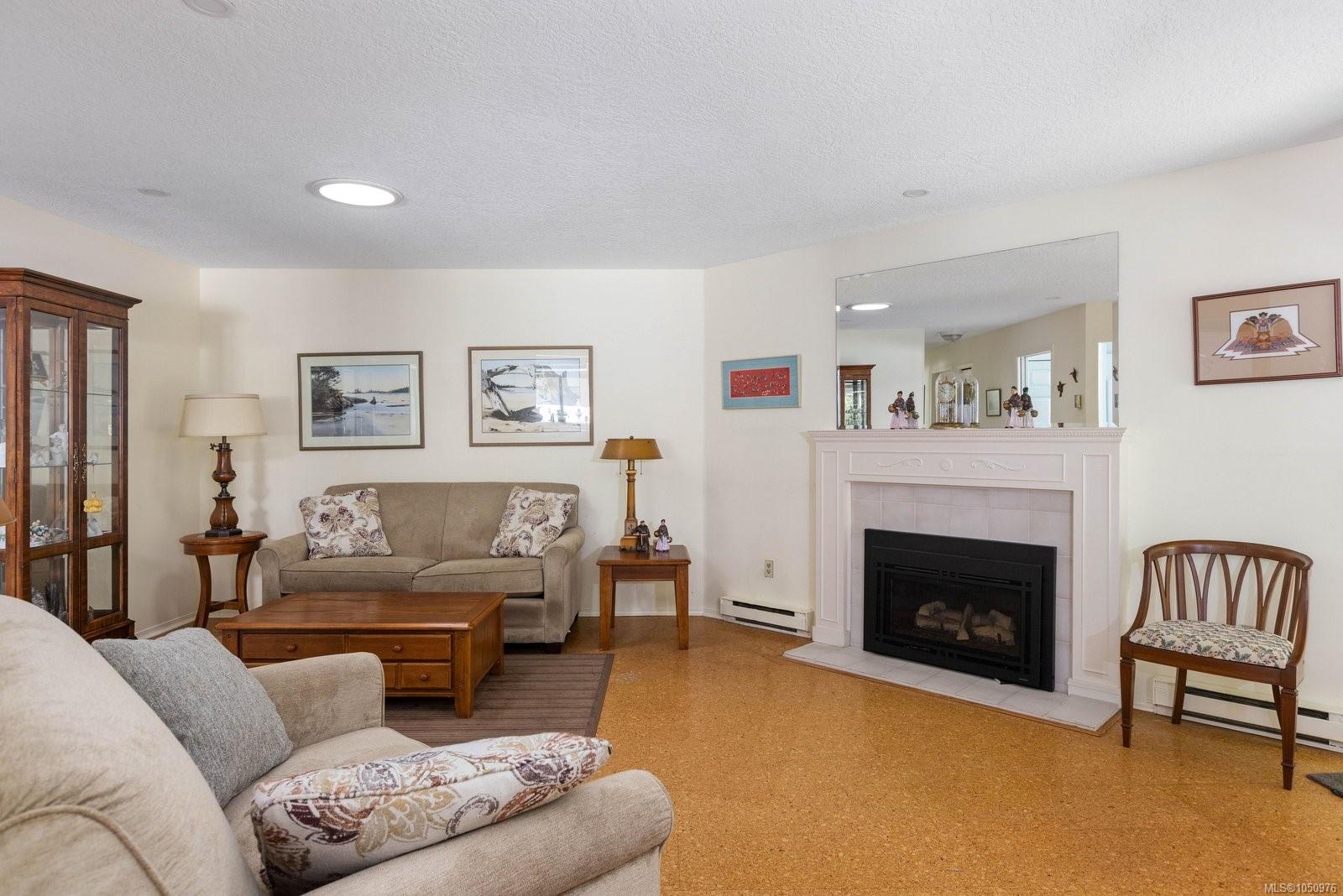 21-5156 Cordova Bay Rd photo 4