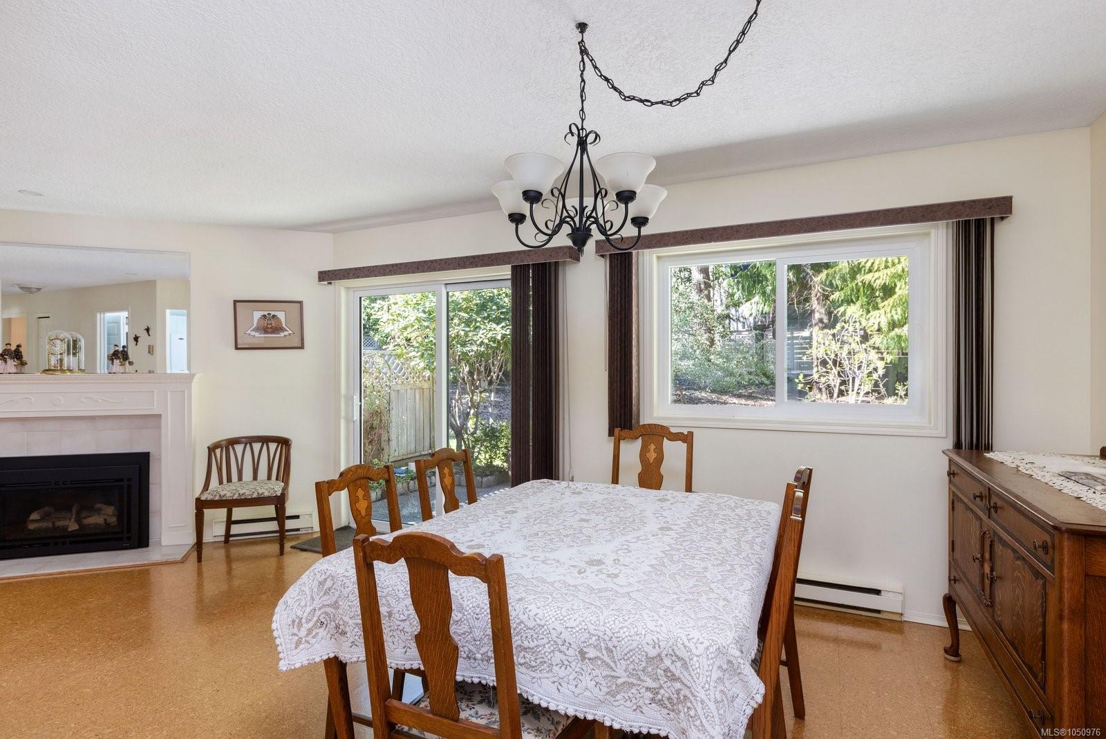 21-5156 Cordova Bay Rd — listing photo 9 of 27