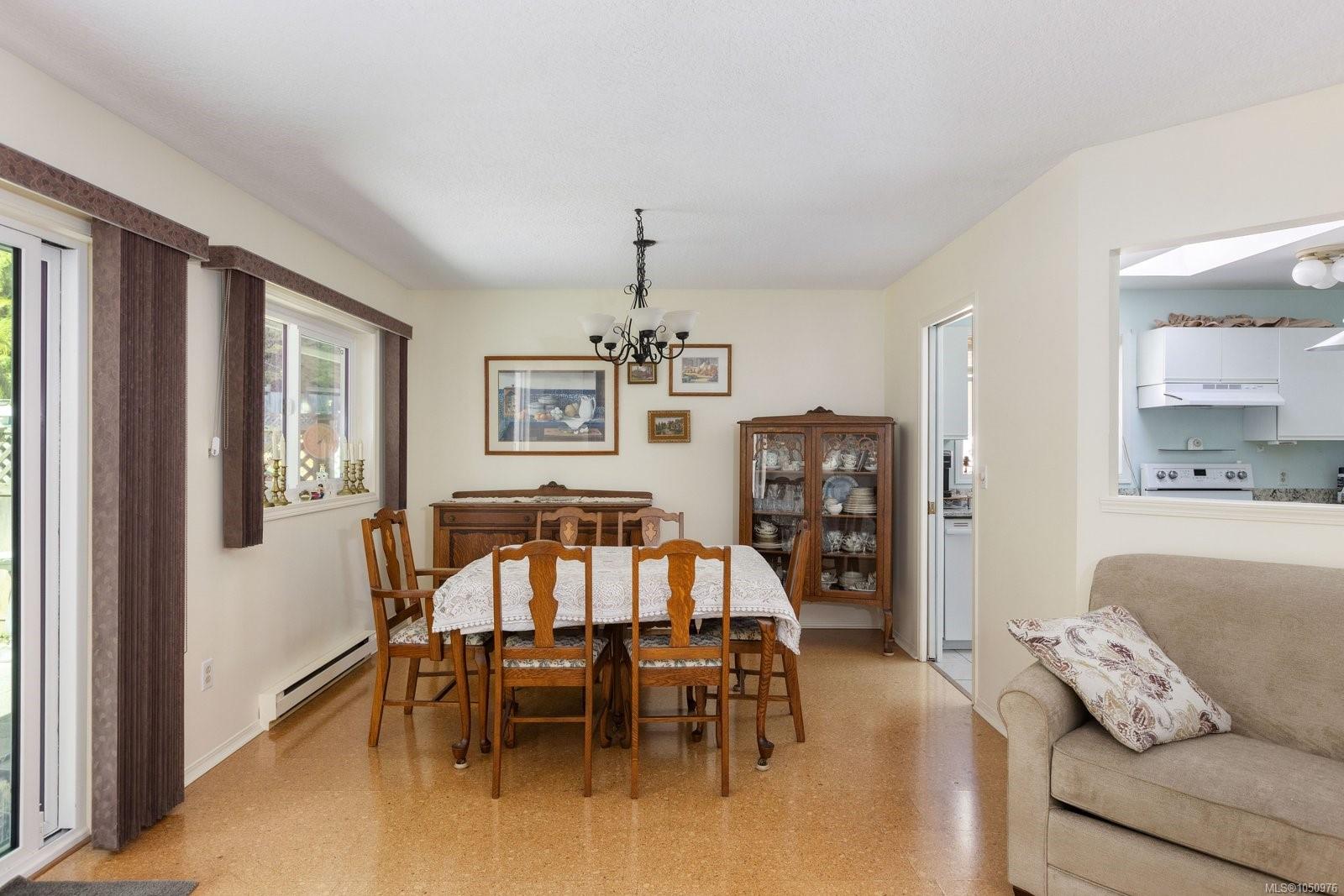 21-5156 Cordova Bay Rd — listing photo 10 of 27