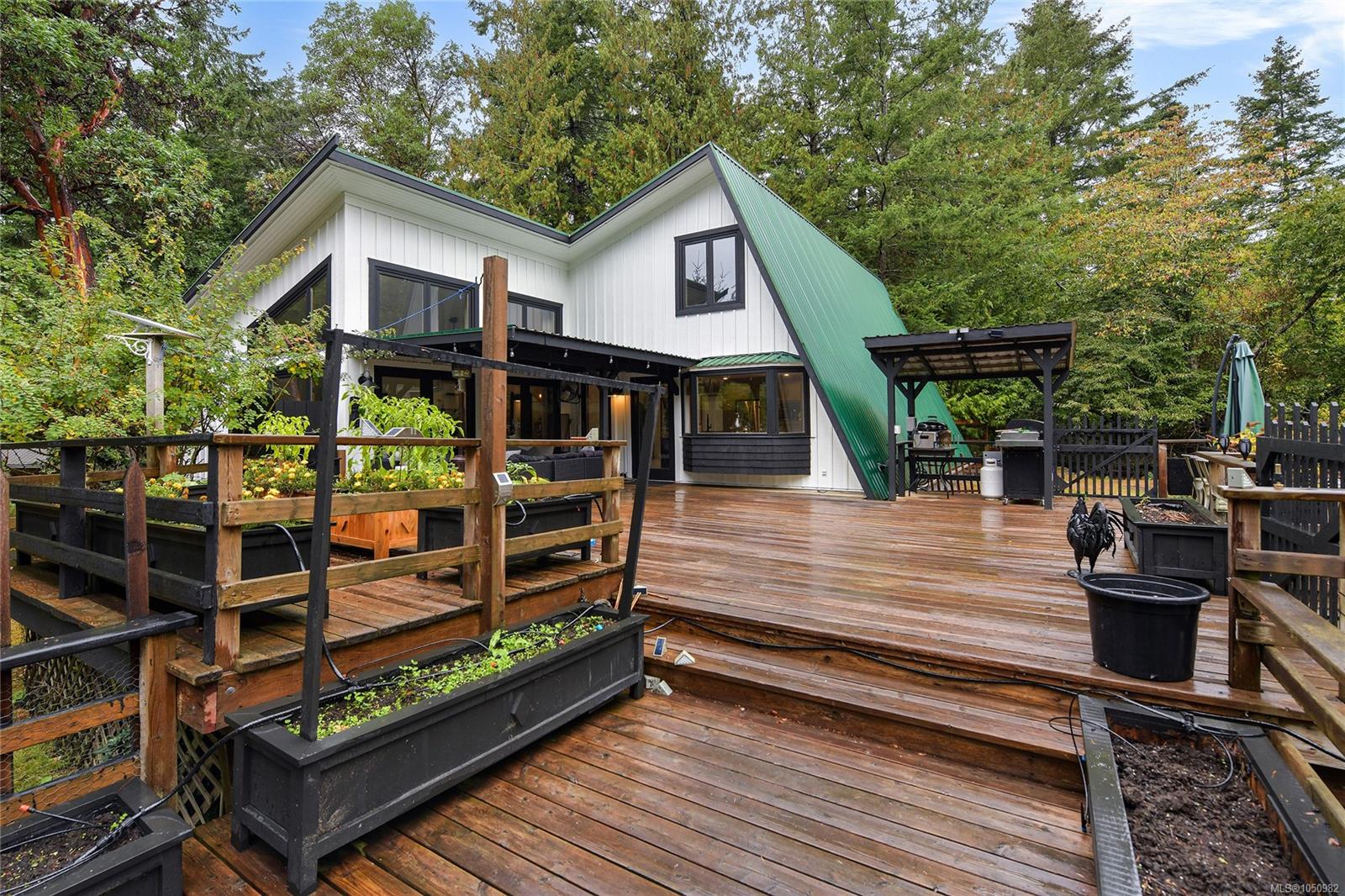 505 Bayview Dr — listing photo 3 of 47
