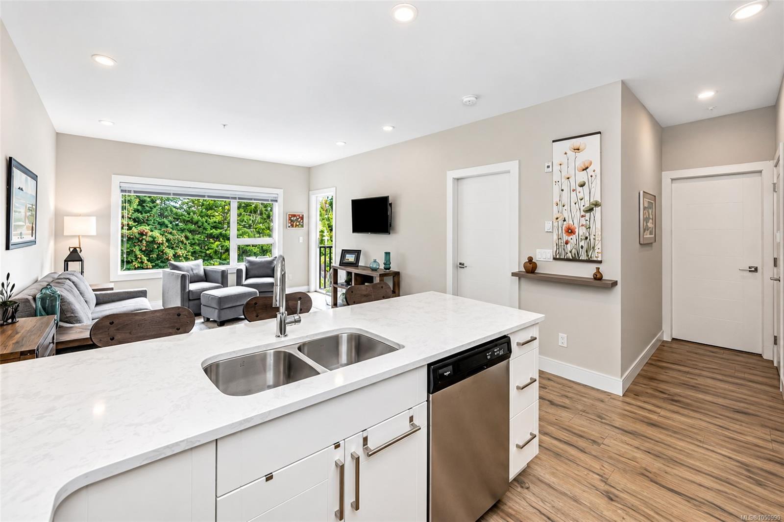 408-280 Island Hwy, View Royal