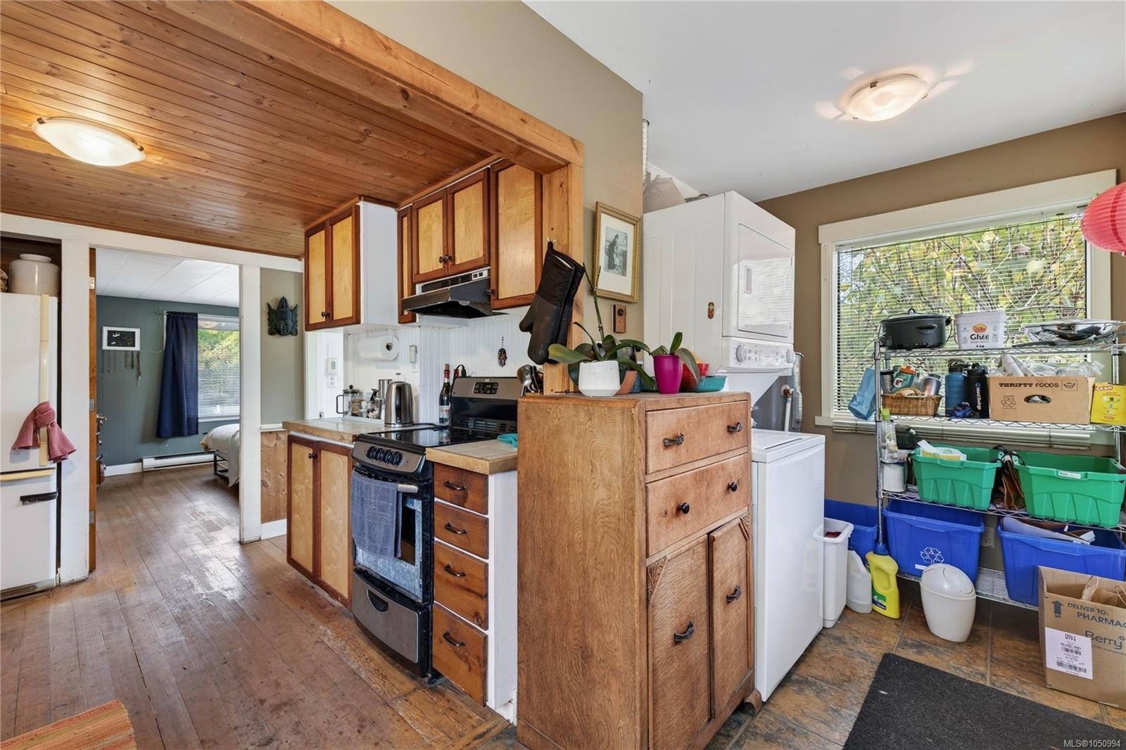129 Hereford Ave — listing photo 11 of 44