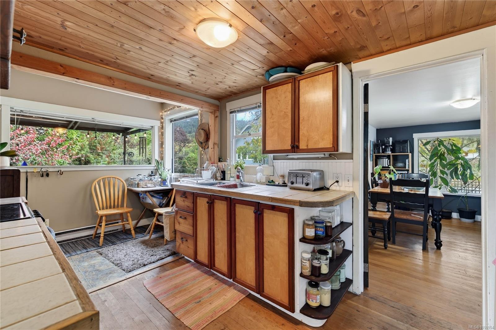 129 Hereford Ave — listing photo 13 of 44