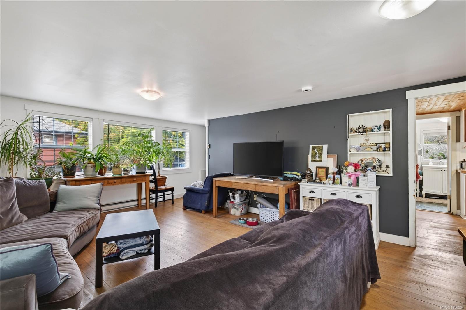 129 Hereford Ave — listing photo 8 of 44