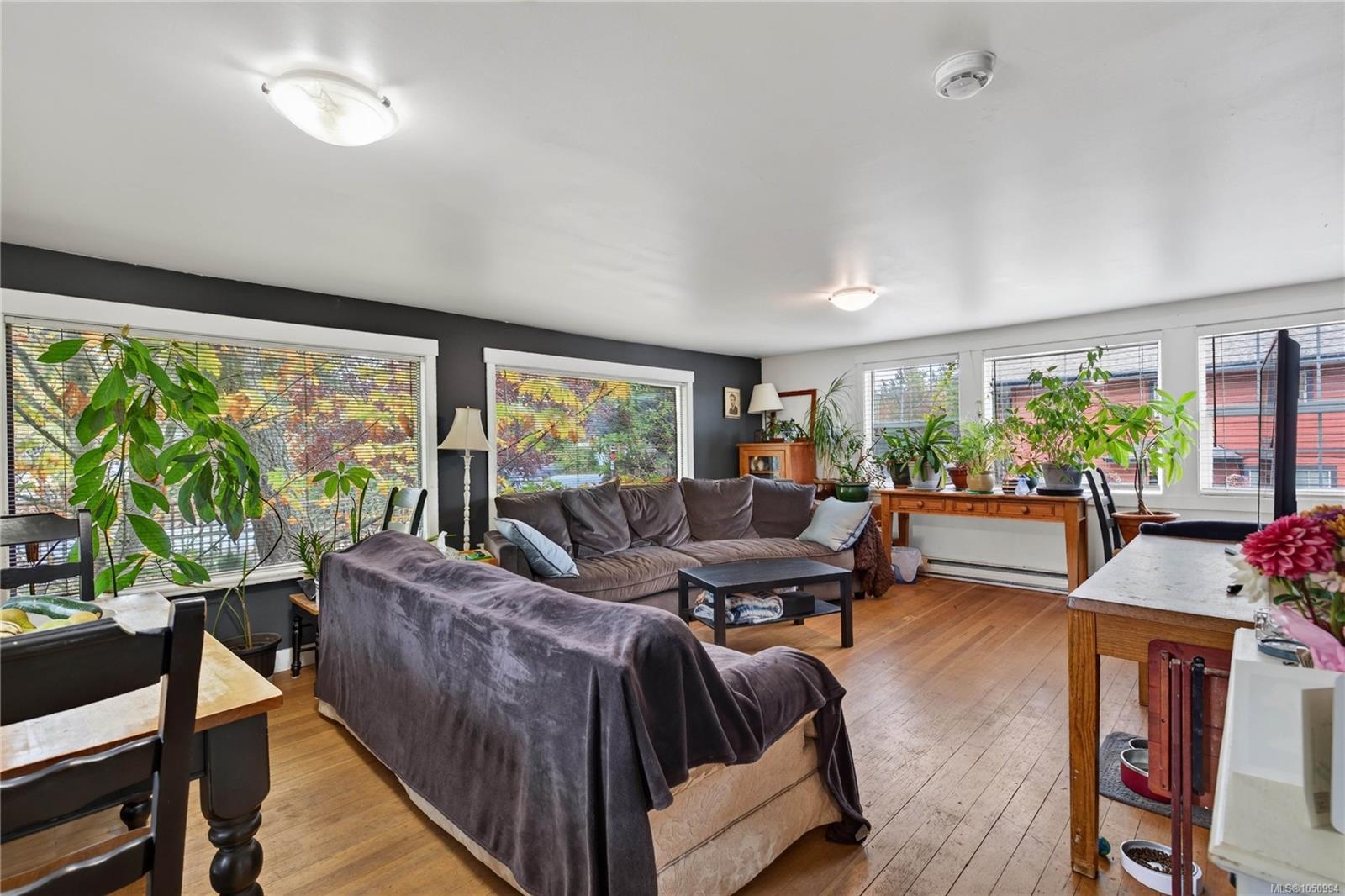 129 Hereford Ave — listing photo 9 of 44