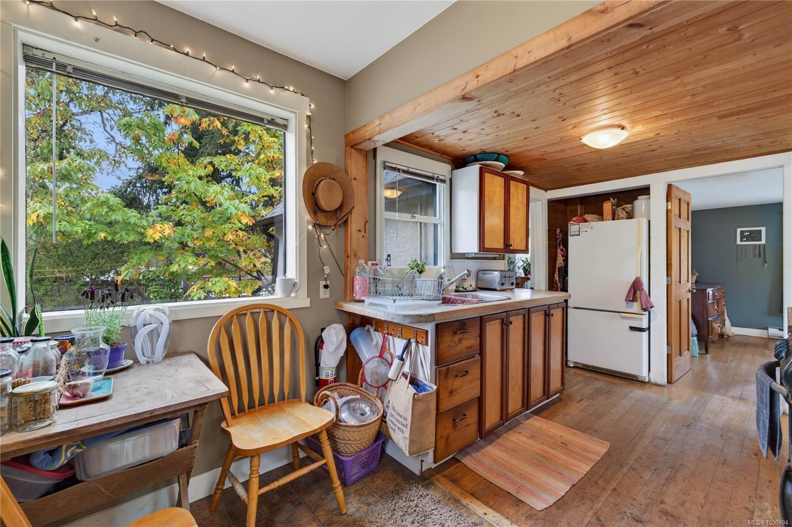 129 Hereford Ave — listing photo 10 of 44