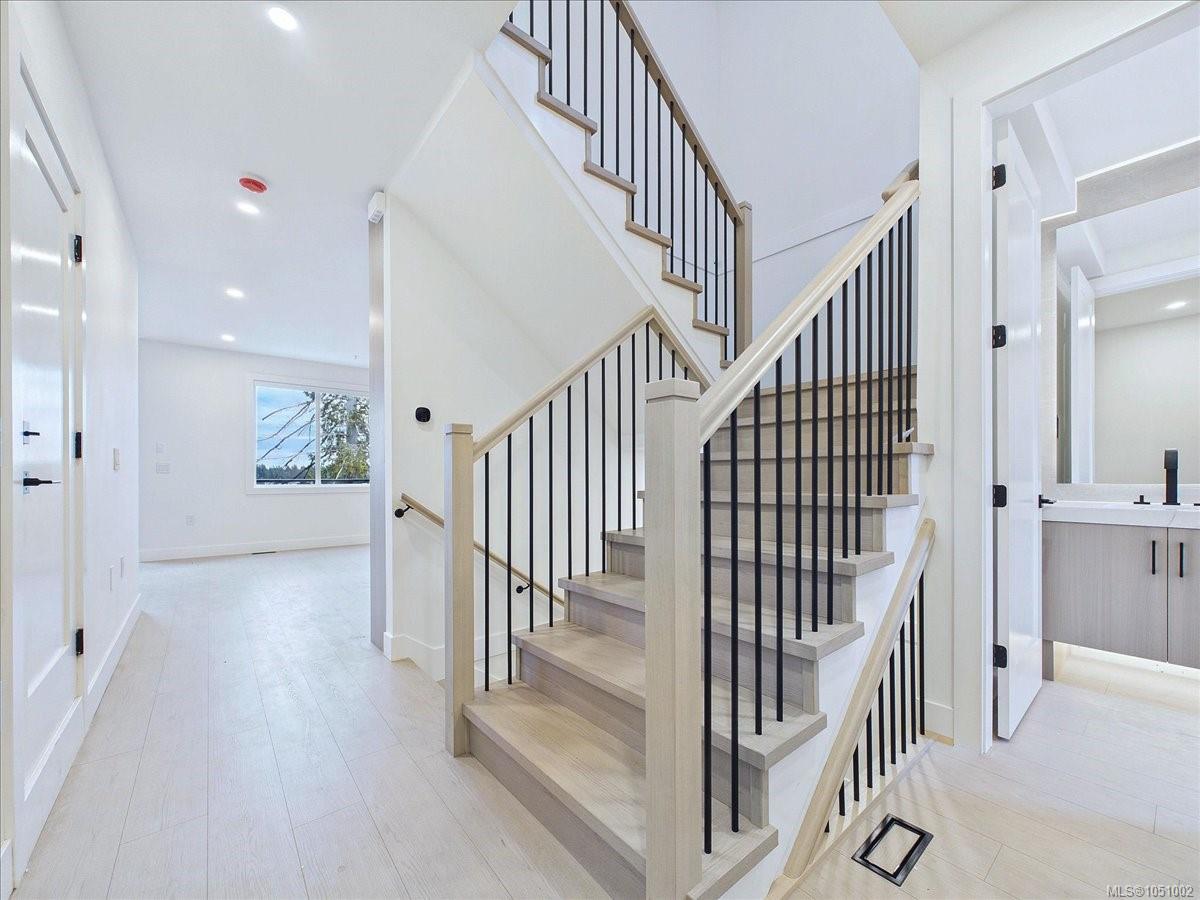 2111 Kingbird Dr — listing photo 8 of 52