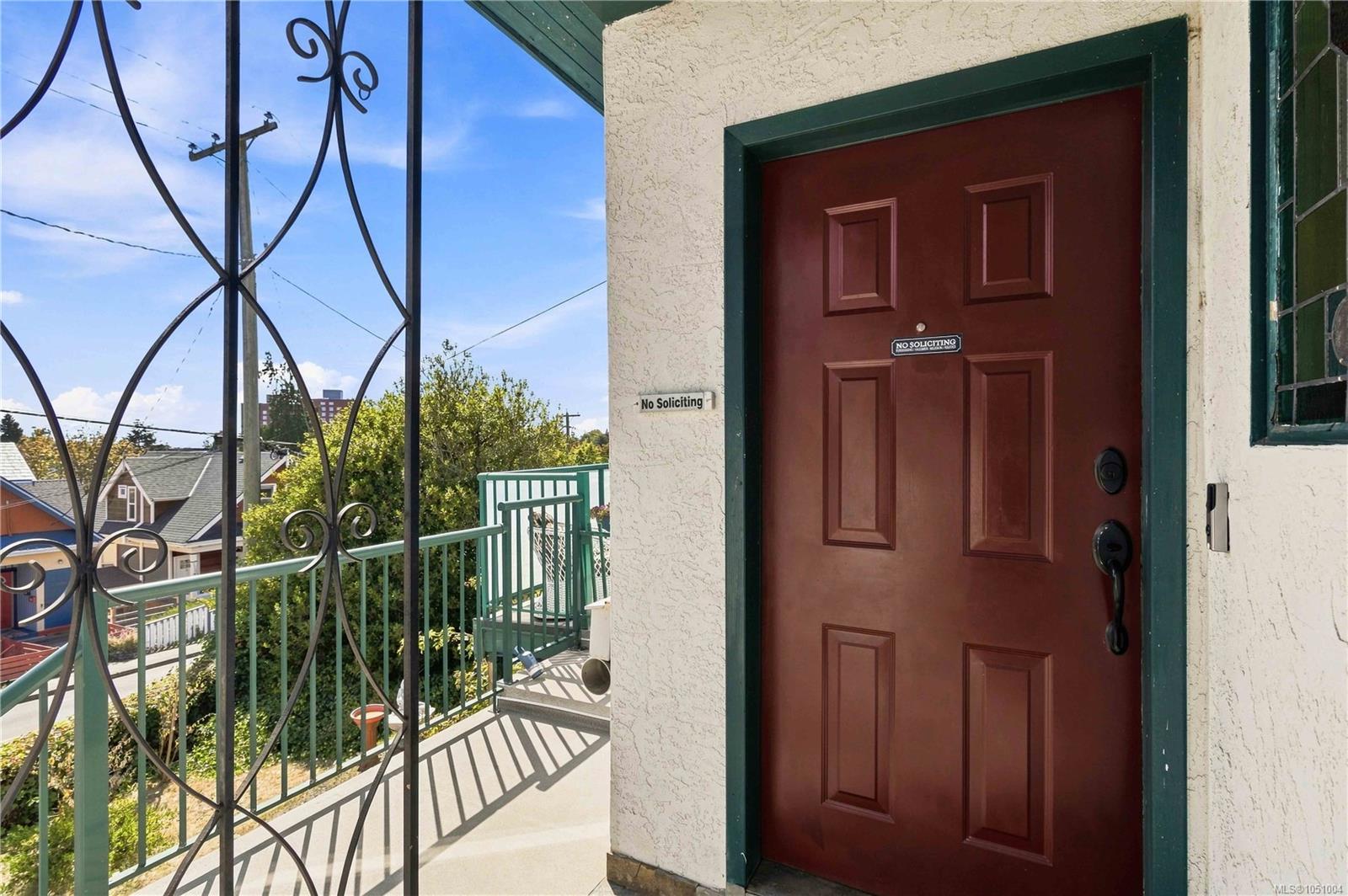 504 Wilson St — listing photo 6 of 65