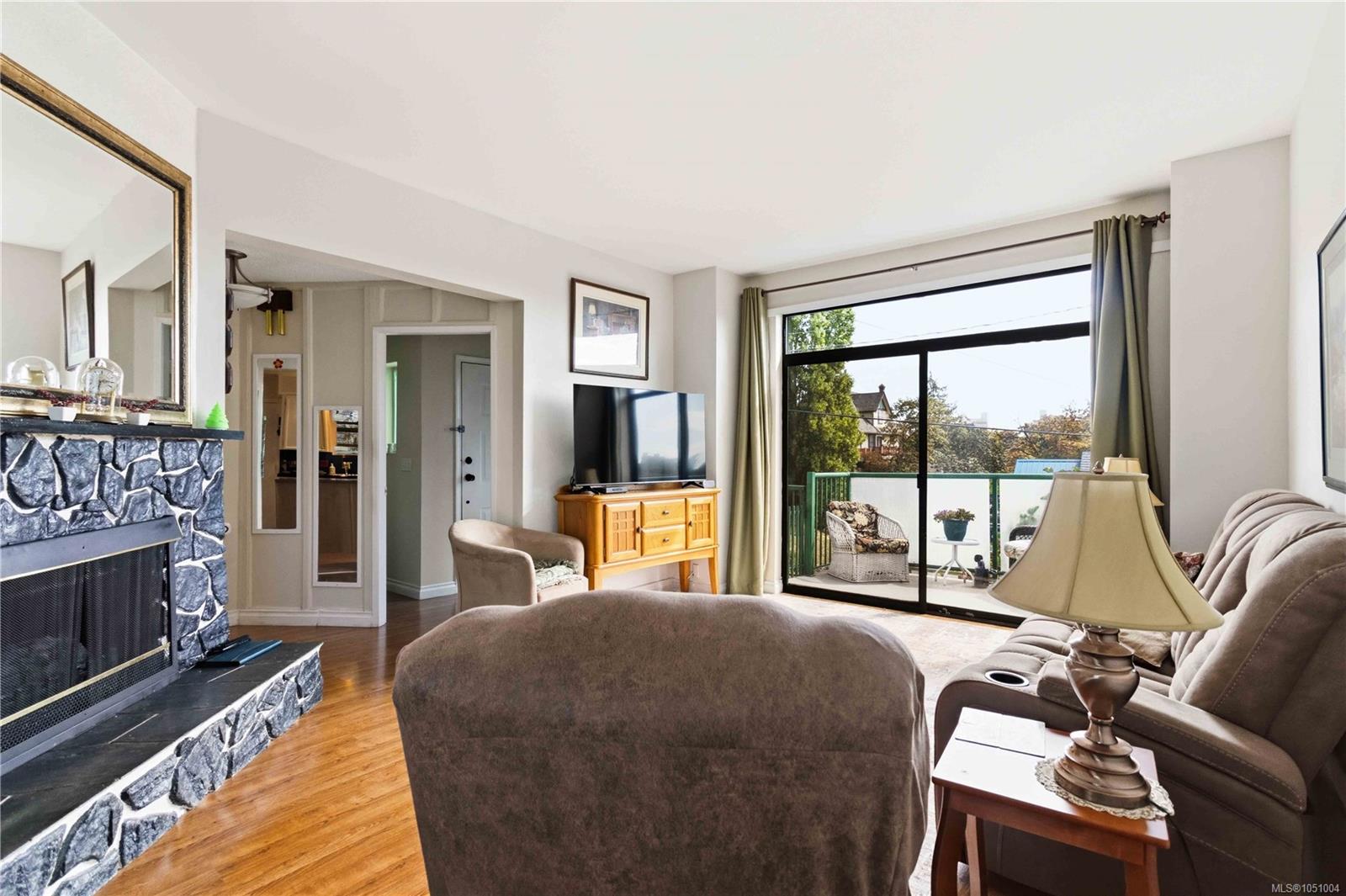 504 Wilson St — listing photo 9 of 65