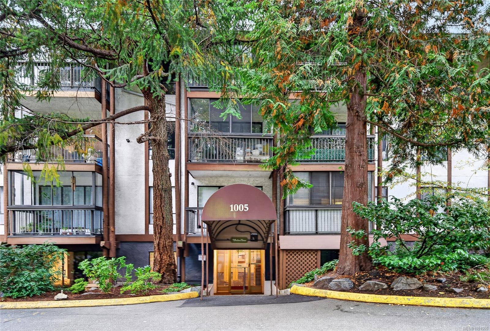 412 1005 McKenzie Ave, Saanich
