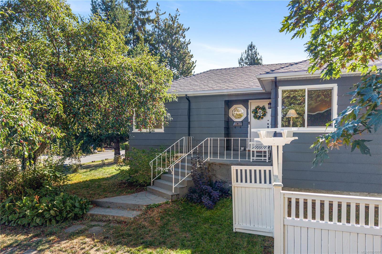 741 Cowper St — listing photo 3 of 50