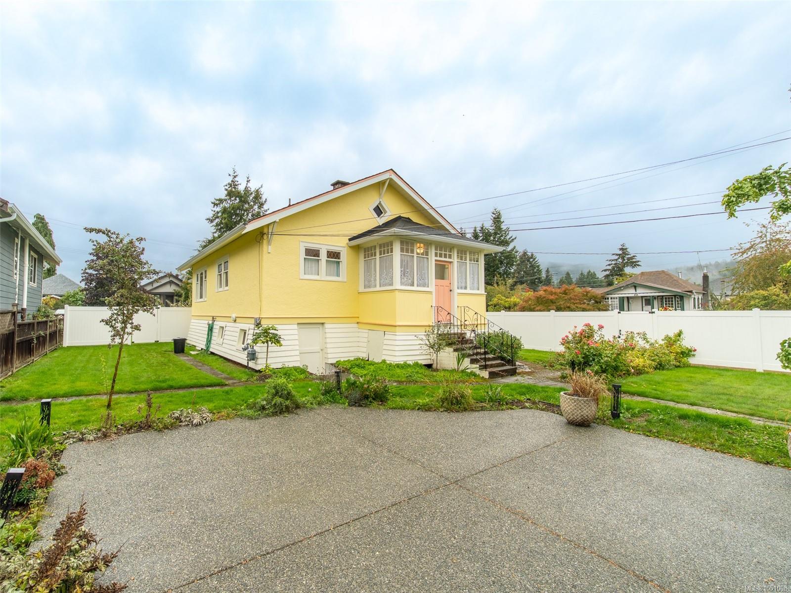 432 Buller St — listing photo 5 of 29