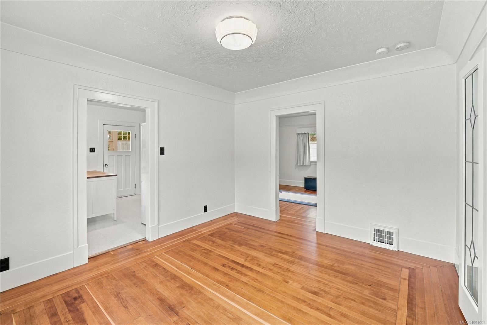 432 Buller St — listing photo 10 of 29