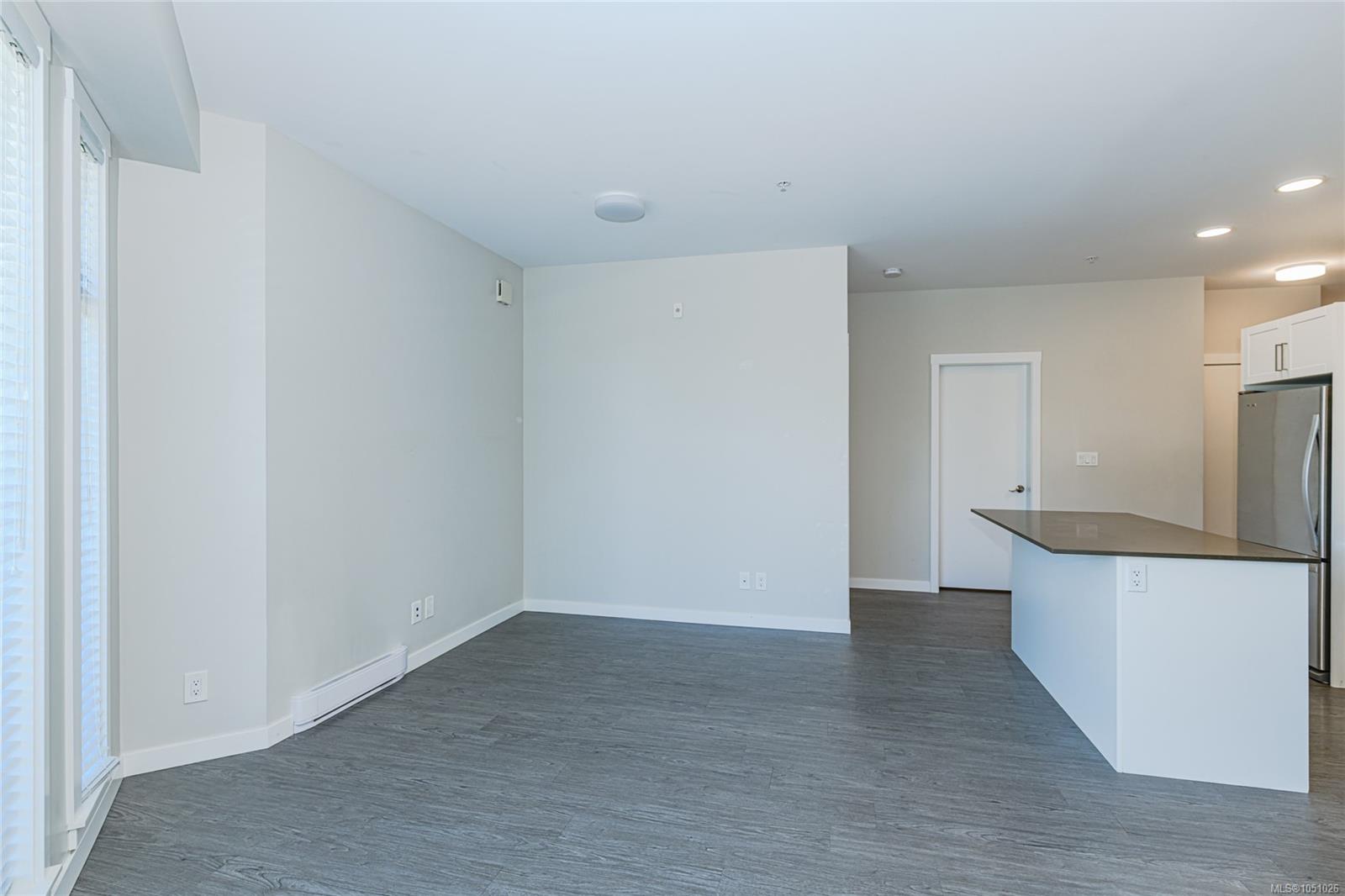 216-2843 Jacklin Rd — listing photo 3 of 24
