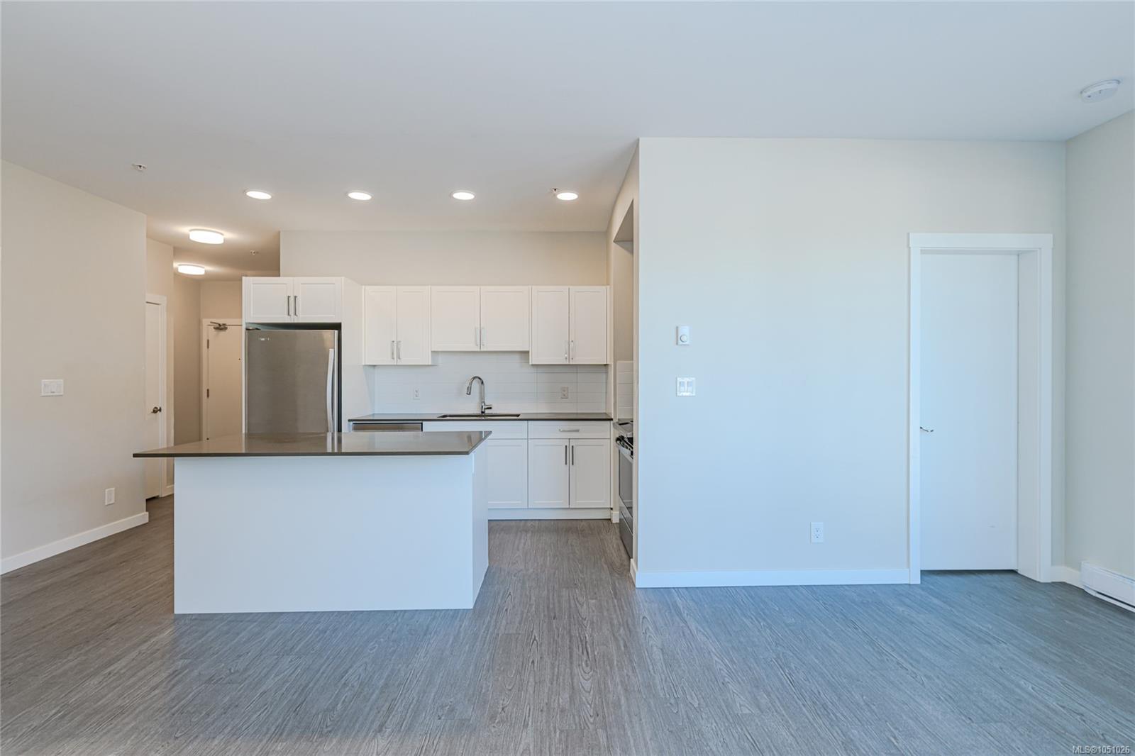 216-2843 Jacklin Rd — listing photo 4 of 24