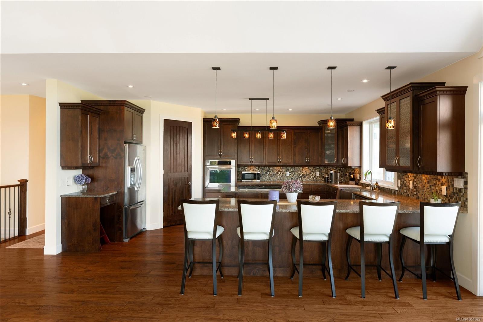 2322 Coopers Hawk Rise — listing photo 10 of 50