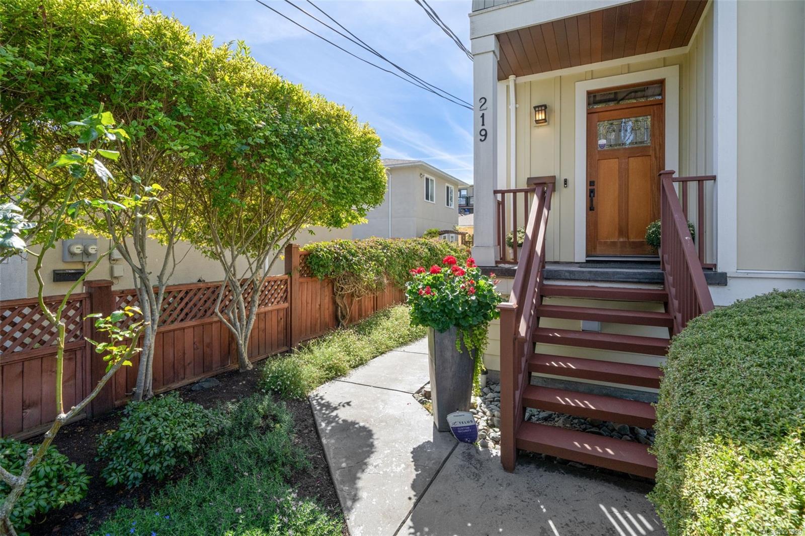 219 Michigan St — listing photo 5 of 46