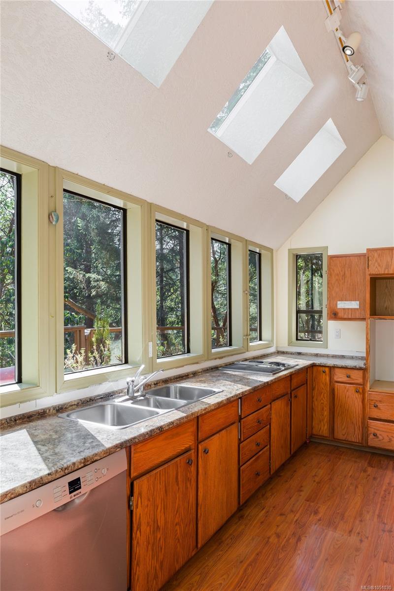 614 Tammy Pl — listing photo 8 of 44