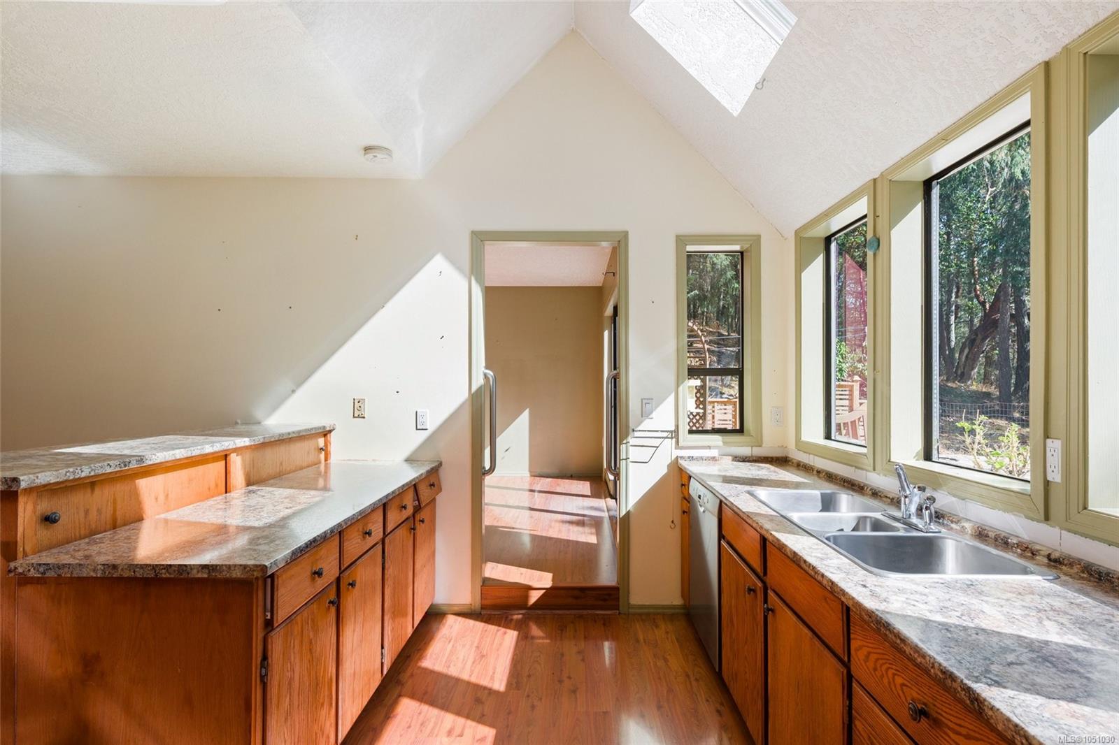 614 Tammy Pl — listing photo 9 of 44