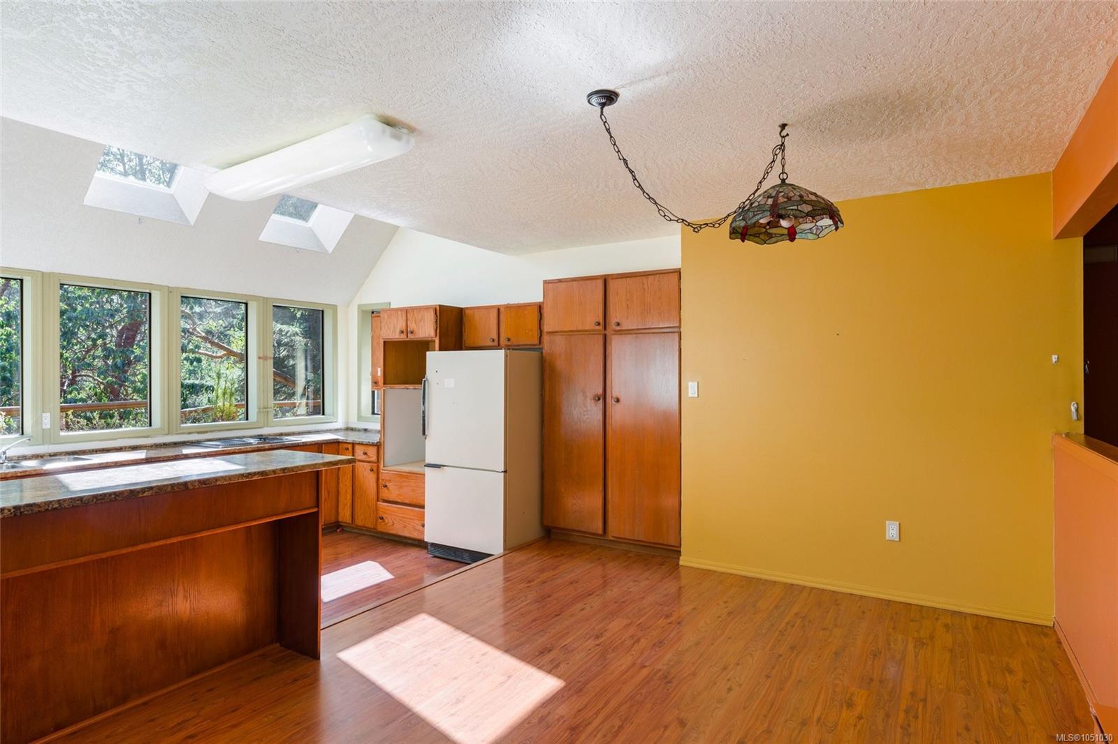 614 Tammy Pl — listing photo 10 of 44