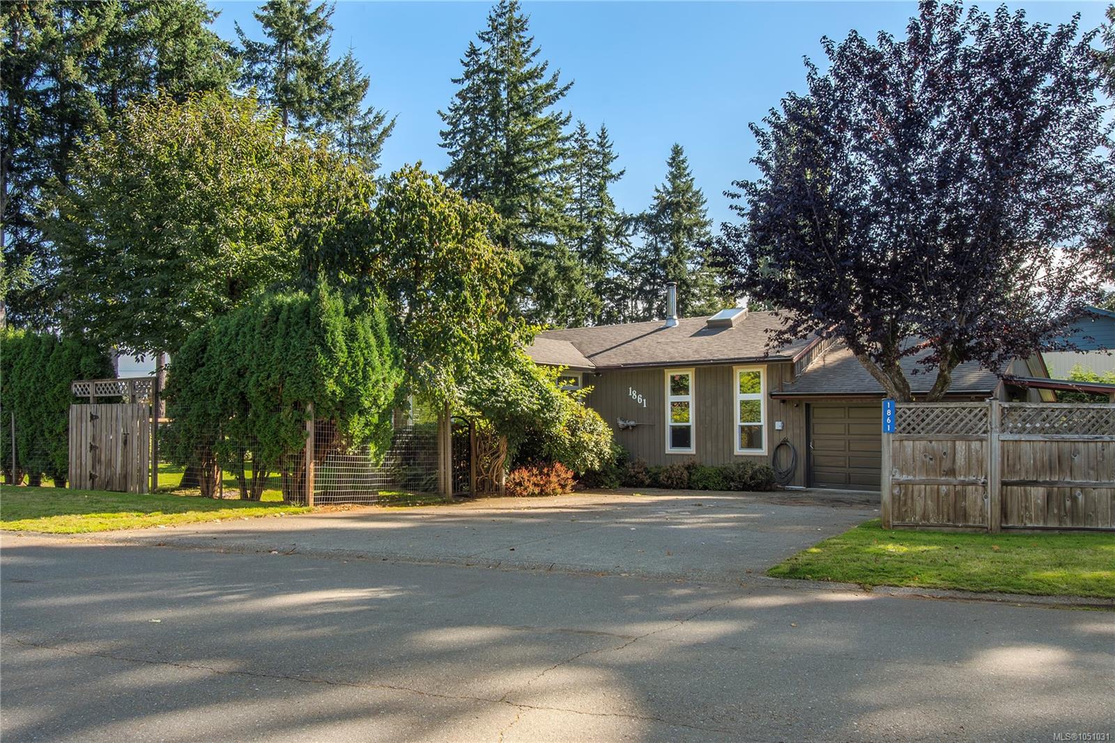 1861 Carlyle Cres — listing photo 2 of 55