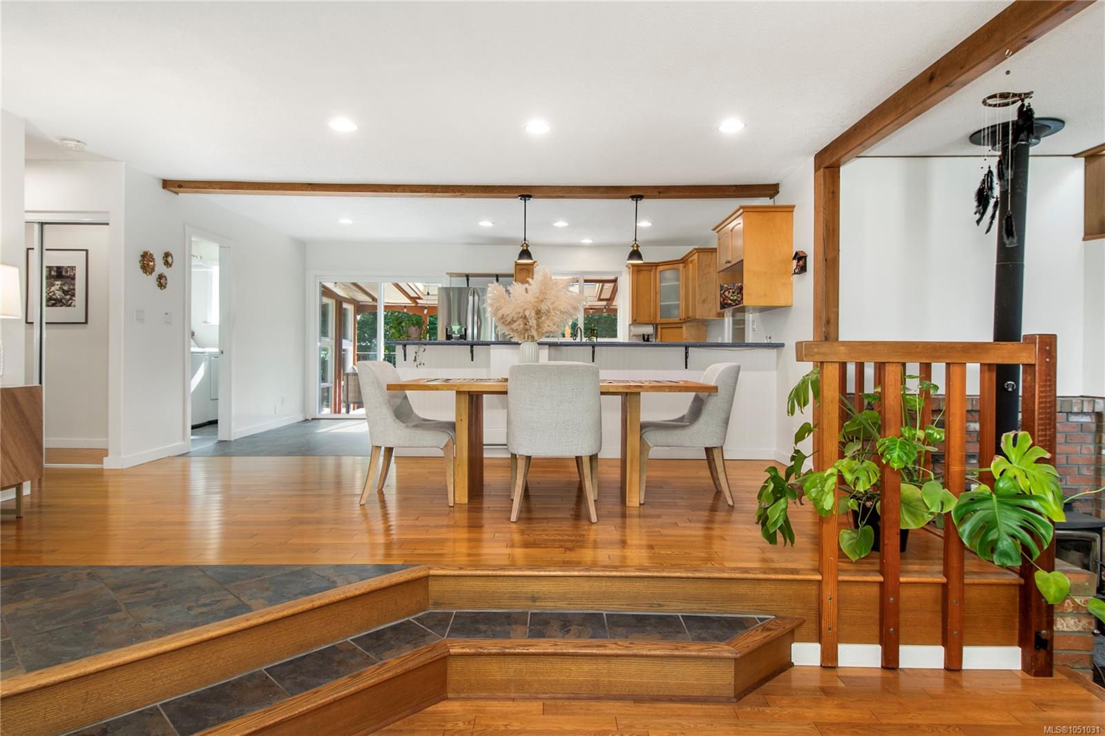 1861 Carlyle Cres — listing photo 11 of 55