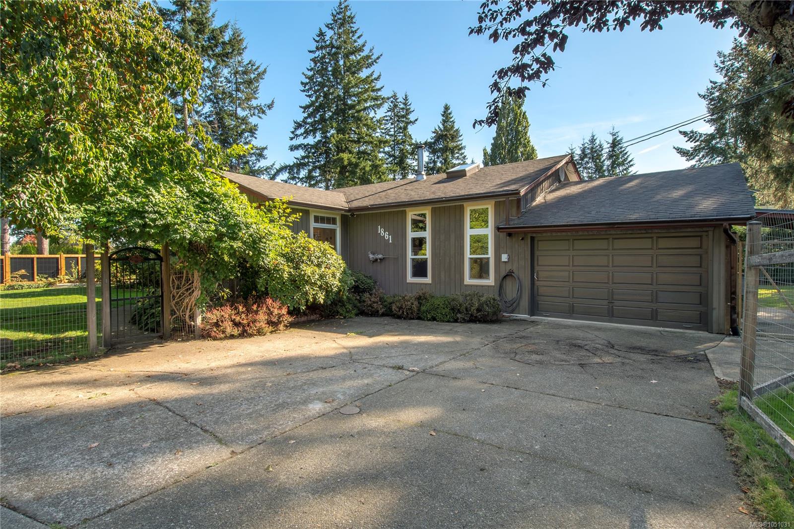 1861 Carlyle Cres — listing photo 3 of 55