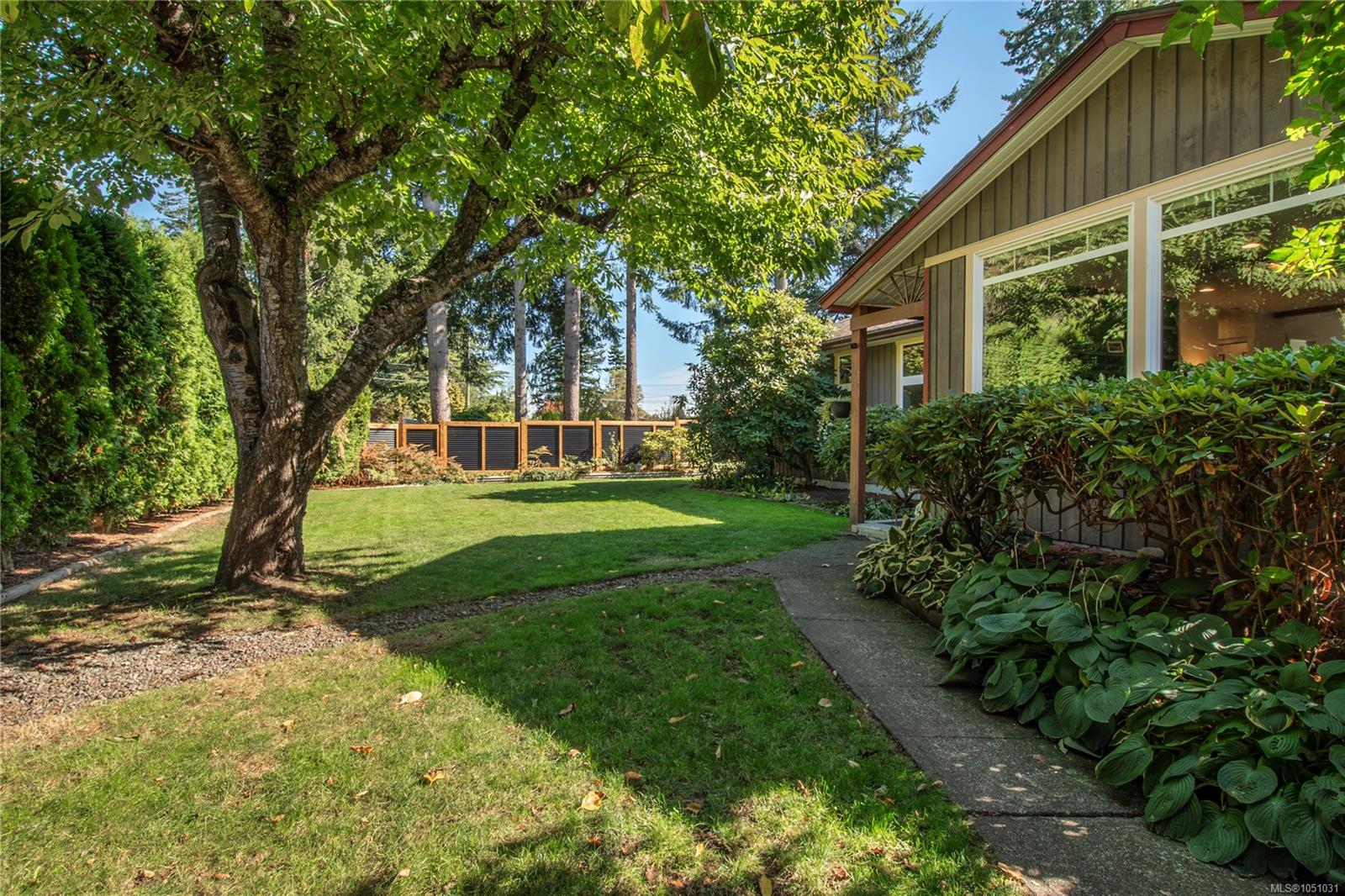 1861 Carlyle Cres — listing photo 4 of 55
