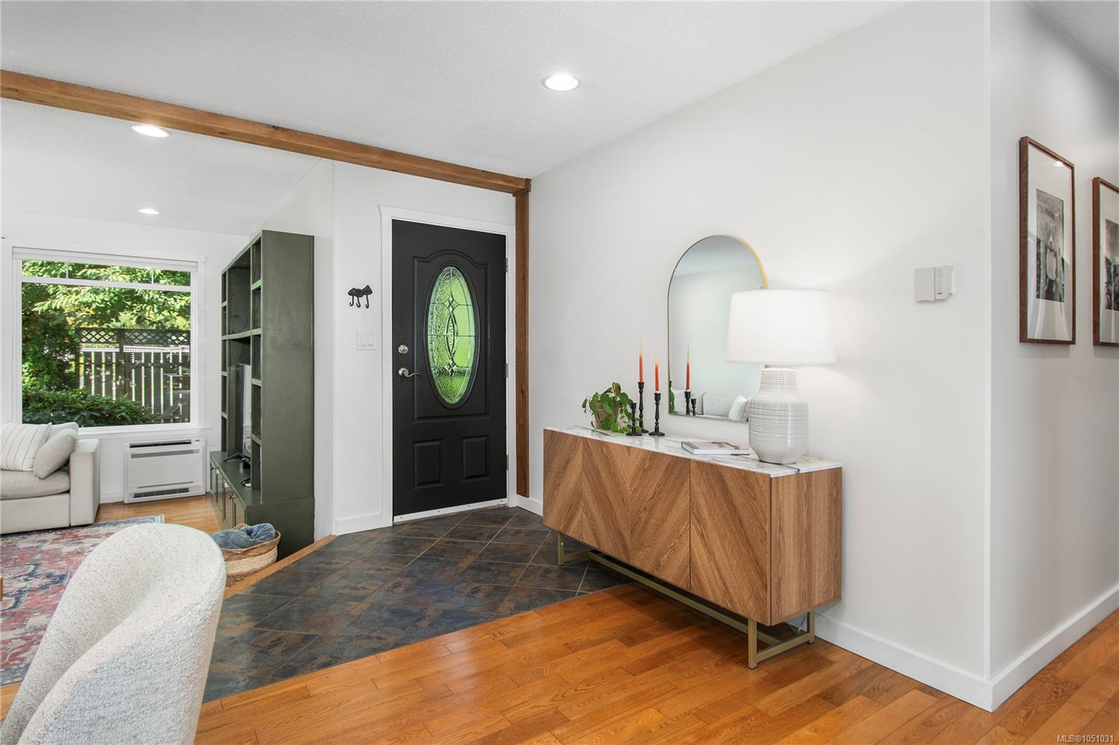 1861 Carlyle Cres — listing photo 7 of 55