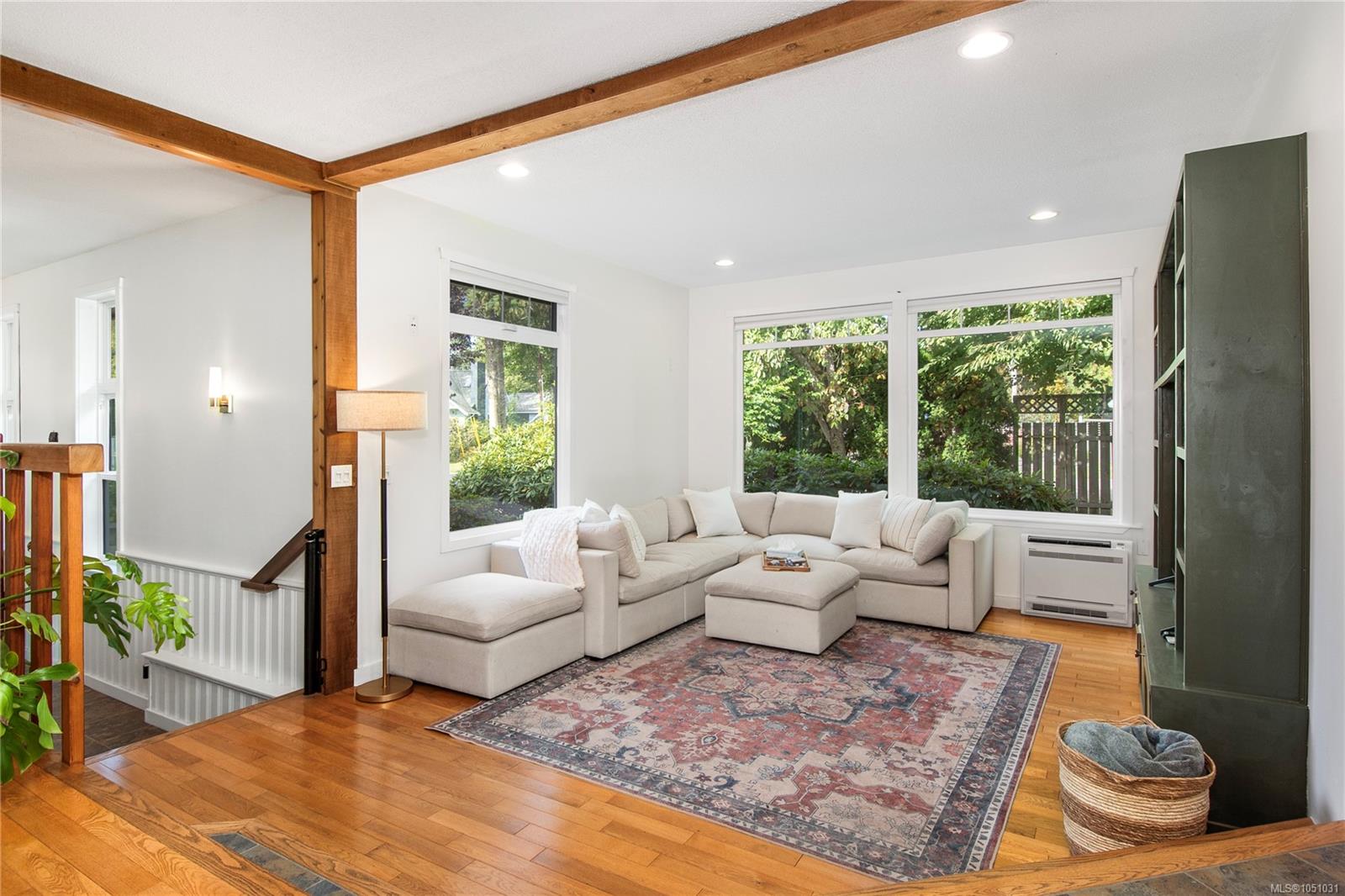 1861 Carlyle Cres — listing photo 8 of 55