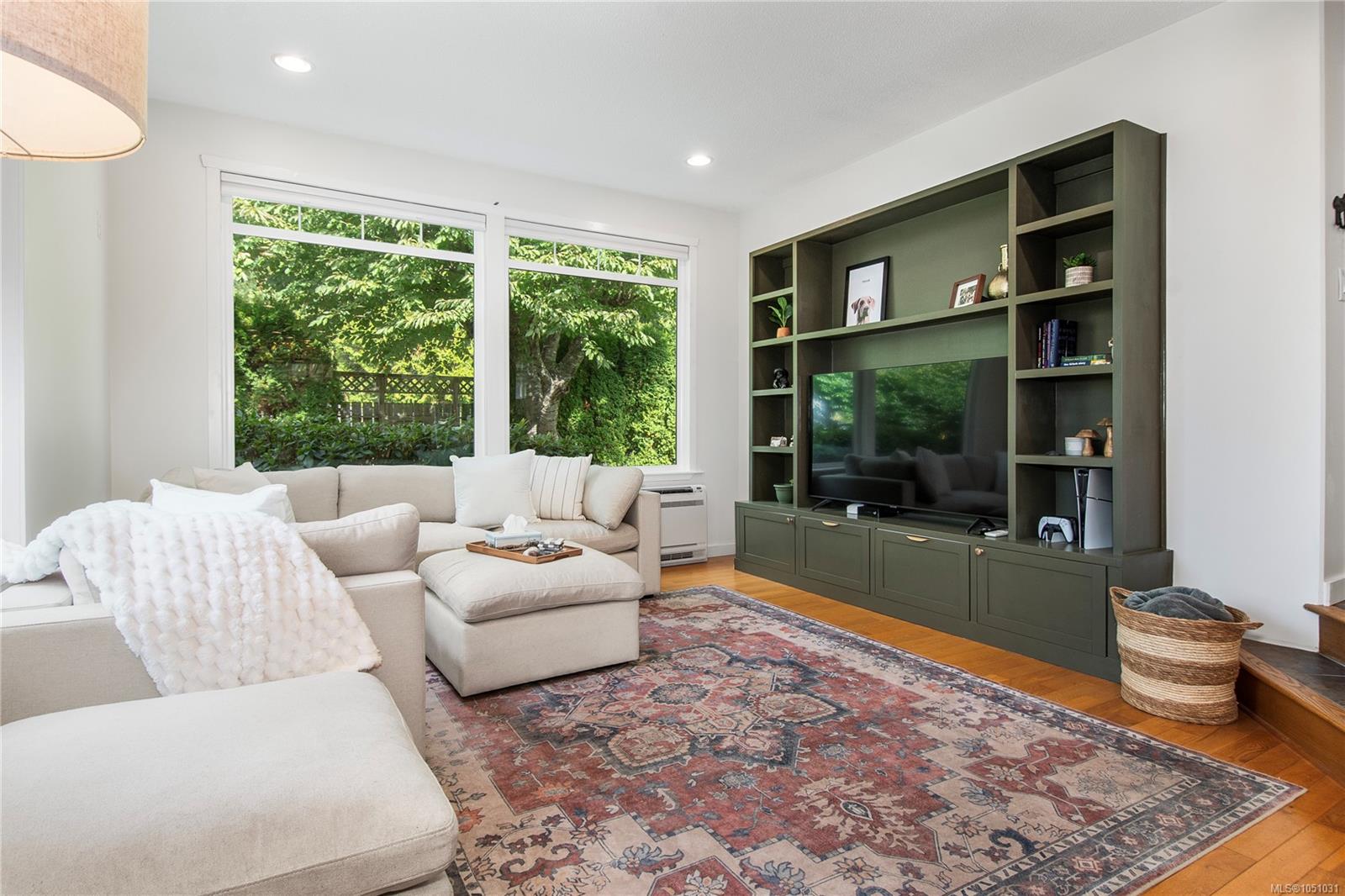 1861 Carlyle Cres — listing photo 9 of 55