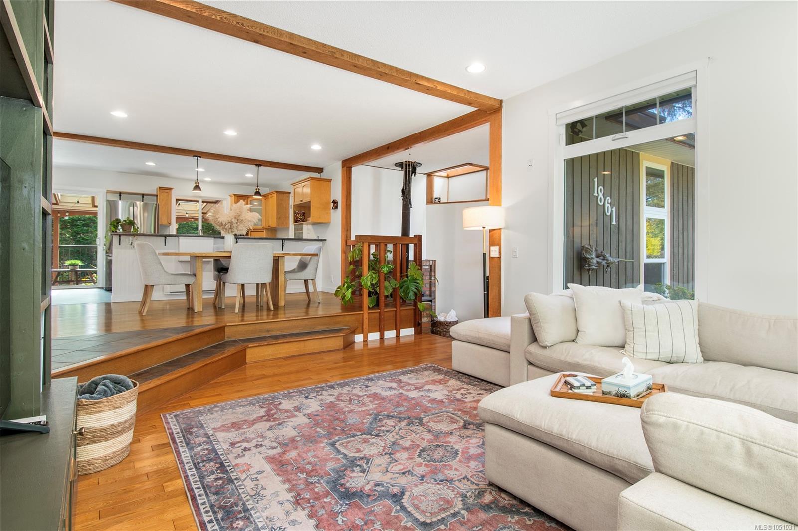 1861 Carlyle Cres — listing photo 10 of 55
