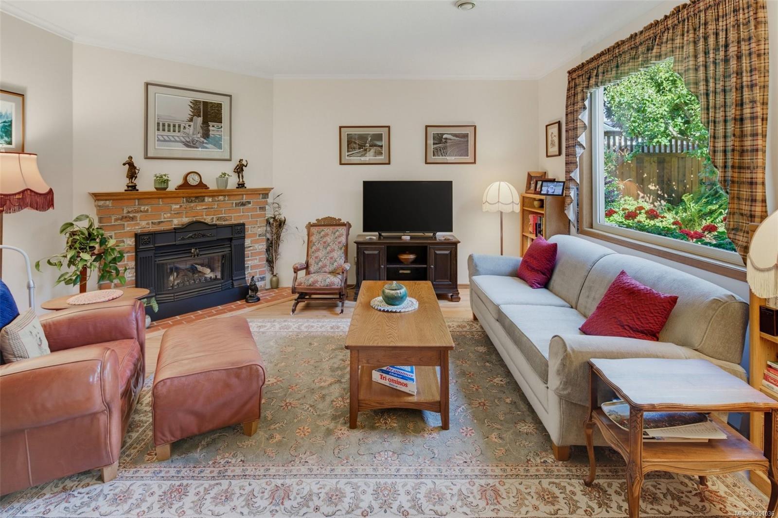 3141 Antrobus Cres — listing photo 8 of 30