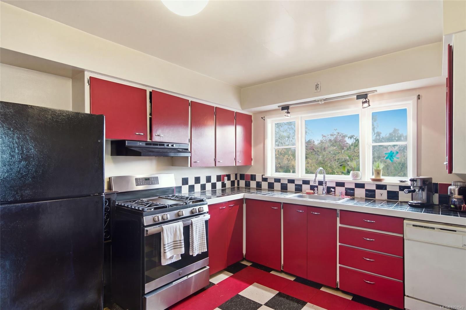 619 Pine St — listing photo 11 of 44