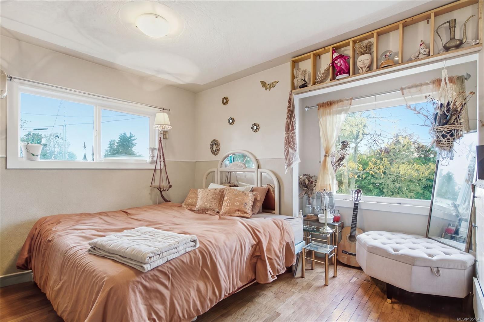 619 Pine St — listing photo 5 of 44