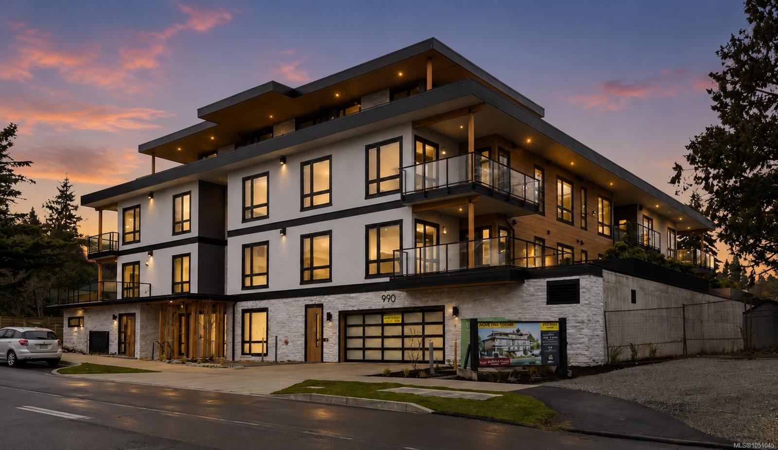 302-990 Doumac Ave — listing photo 3 of 20