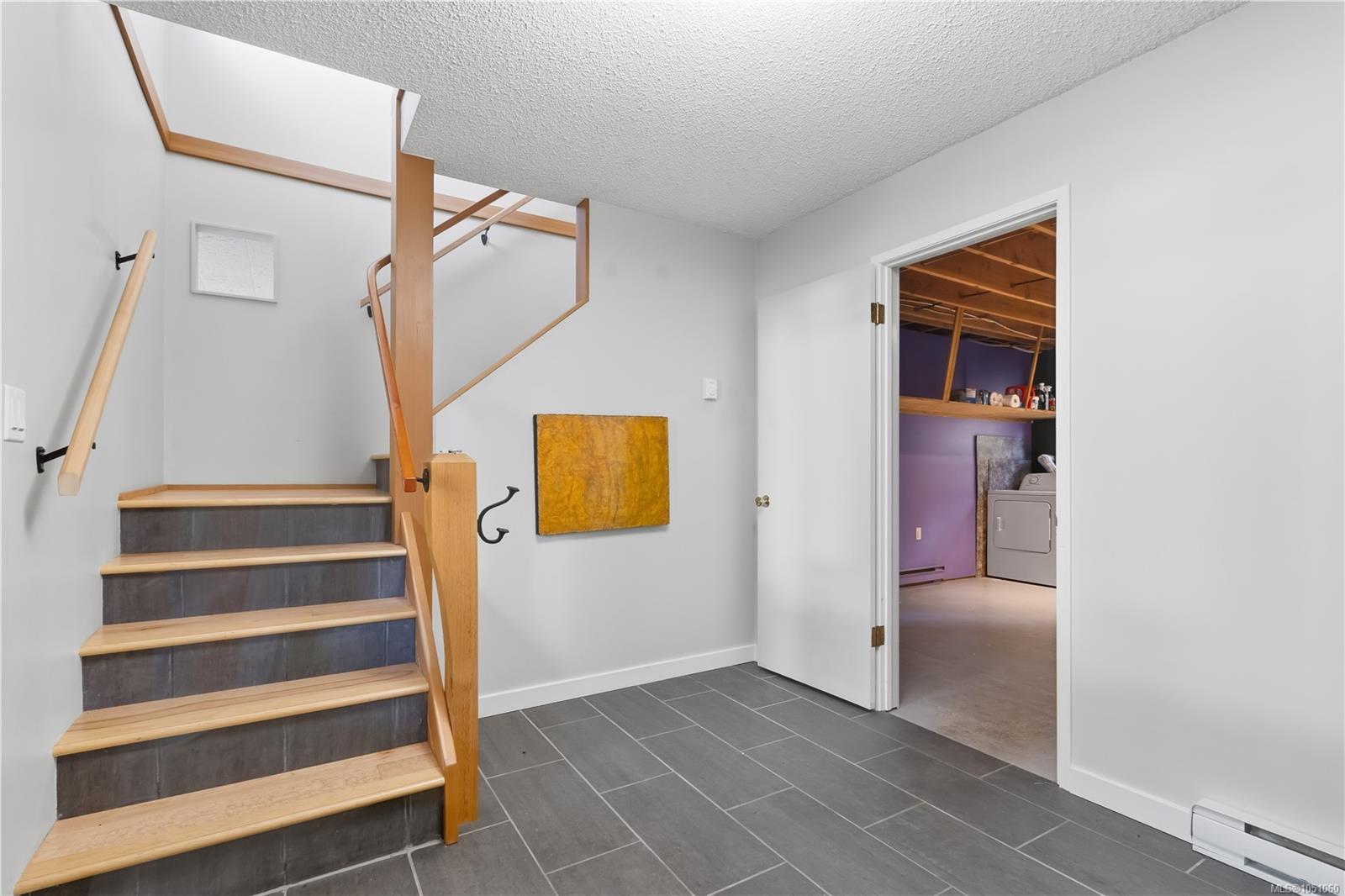 1258 Rupert Rd — listing photo 14 of 37