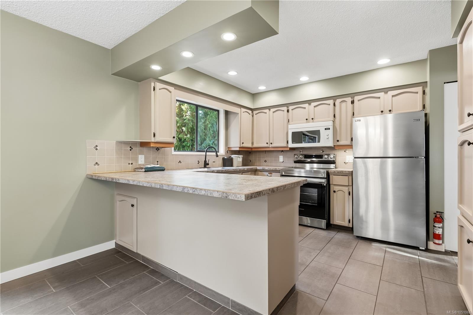 1258 Rupert Rd — listing photo 3 of 37