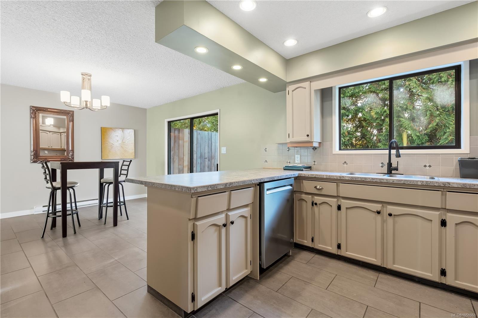 1258 Rupert Rd — listing photo 4 of 37