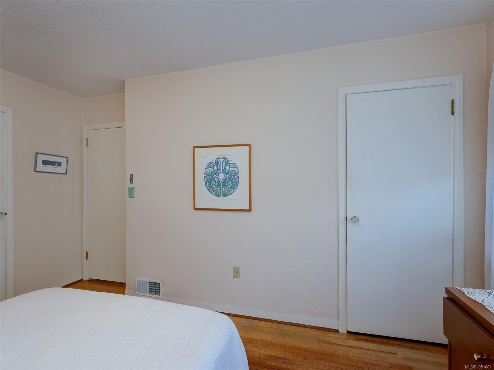 2568 Margate Ave — listing photo 11 of 29