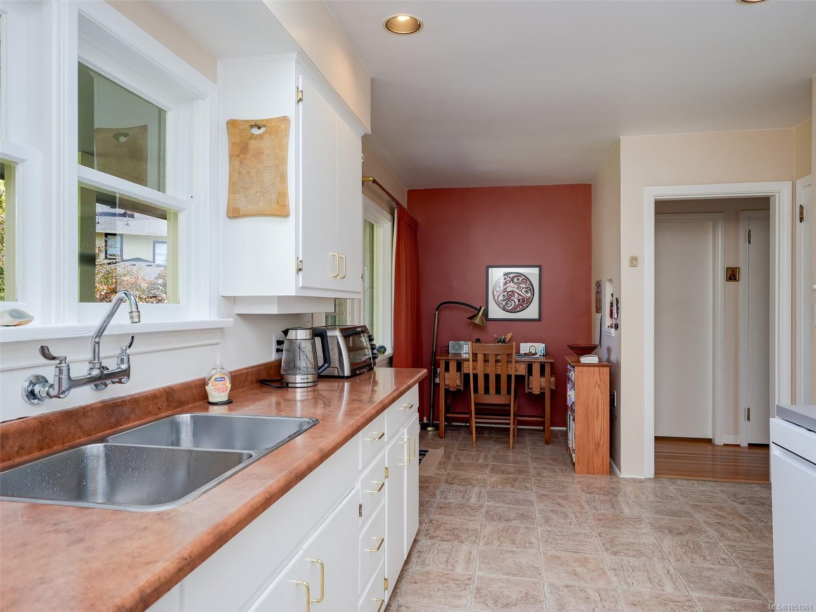 2568 Margate Ave — listing photo 7 of 29