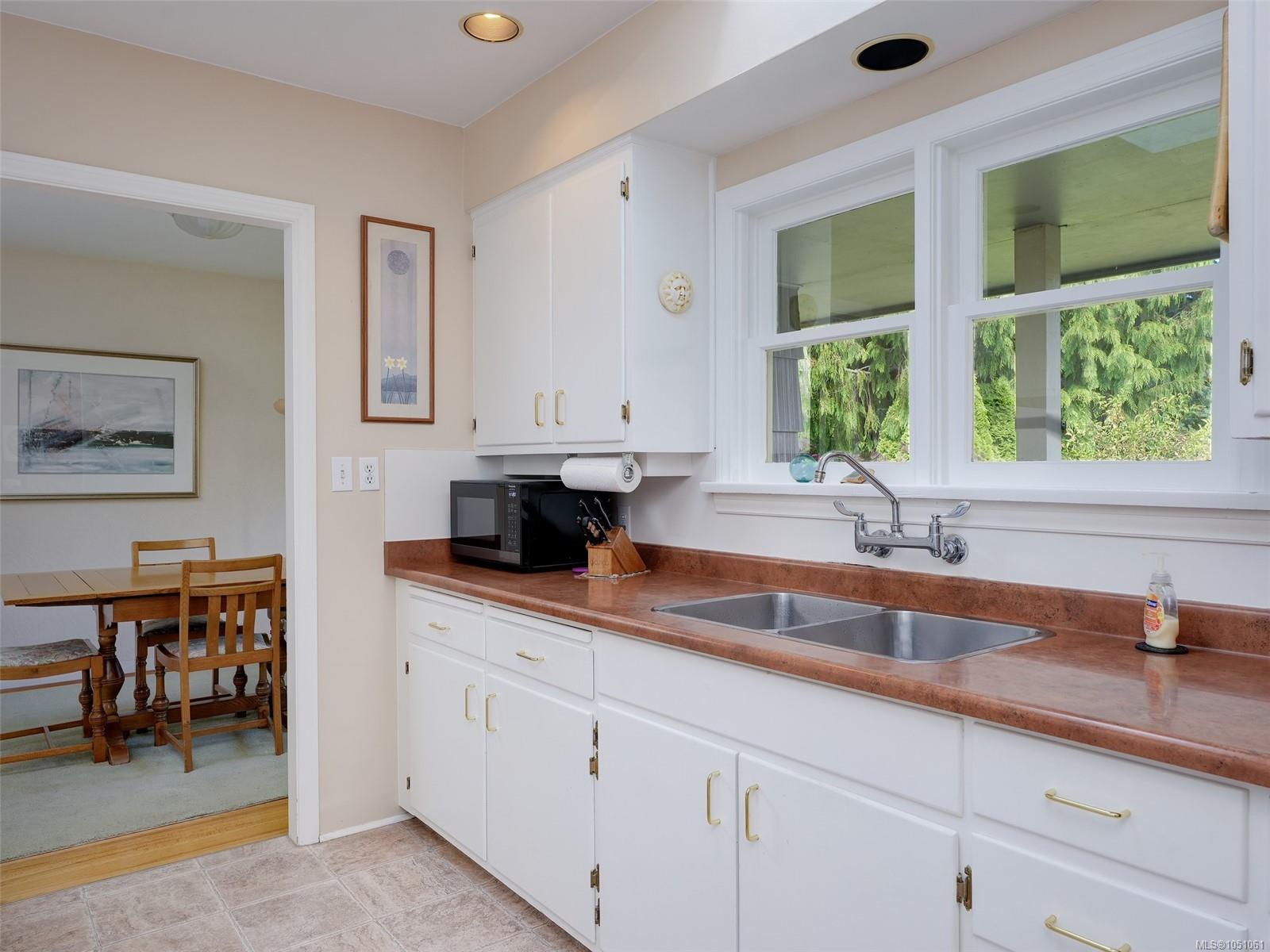 2568 Margate Ave — listing photo 8 of 29