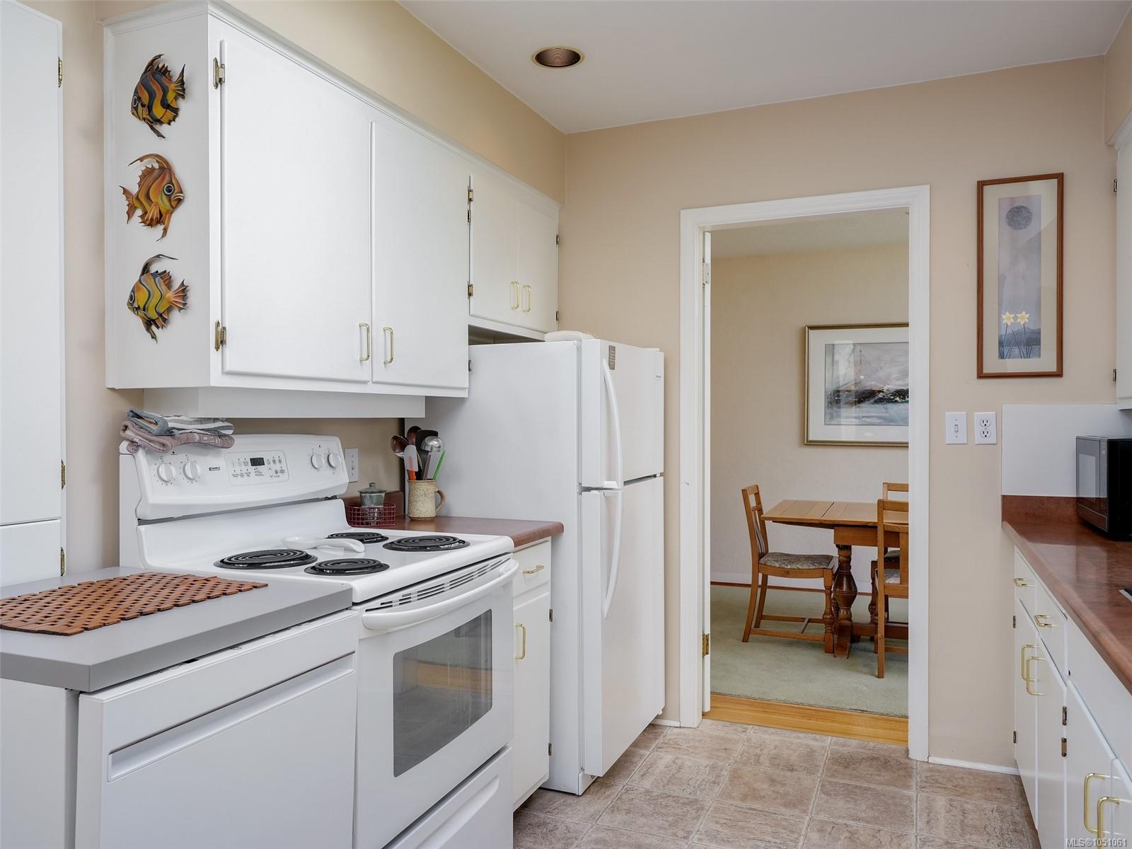 2568 Margate Ave — listing photo 9 of 29