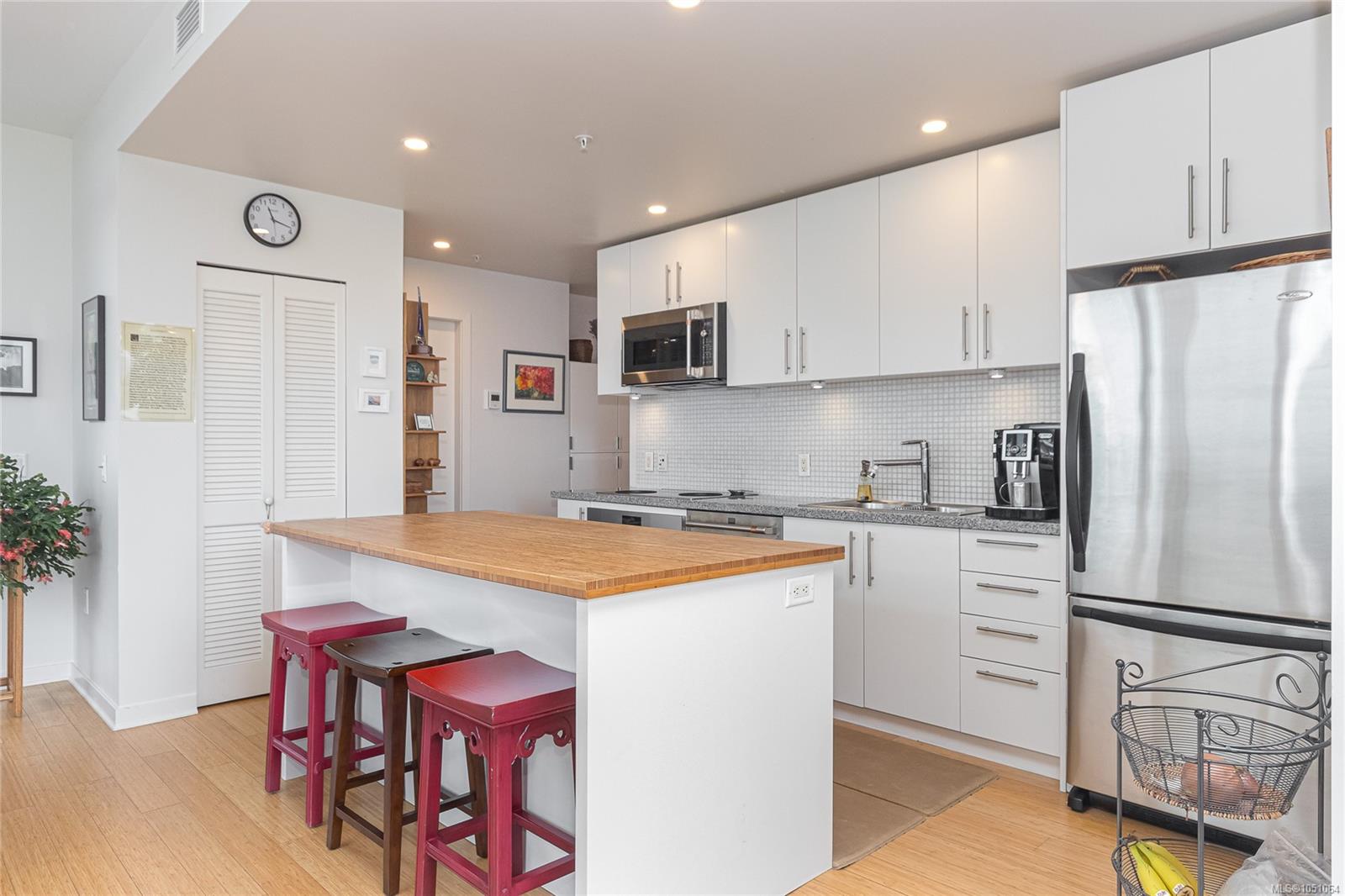 406-391 Tyee Rd — listing photo 14 of 38