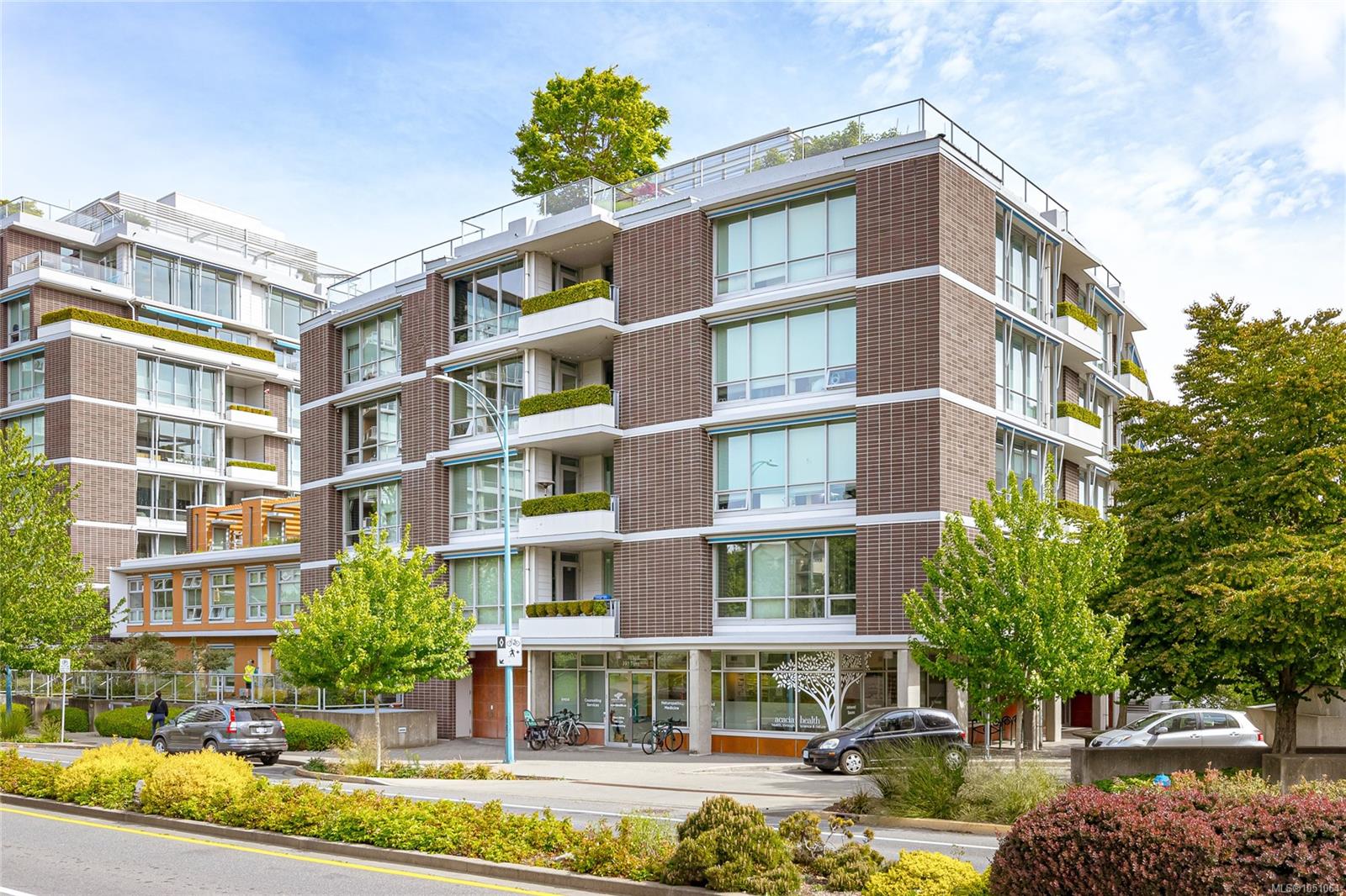 406-391 Tyee Rd — listing photo 3 of 38